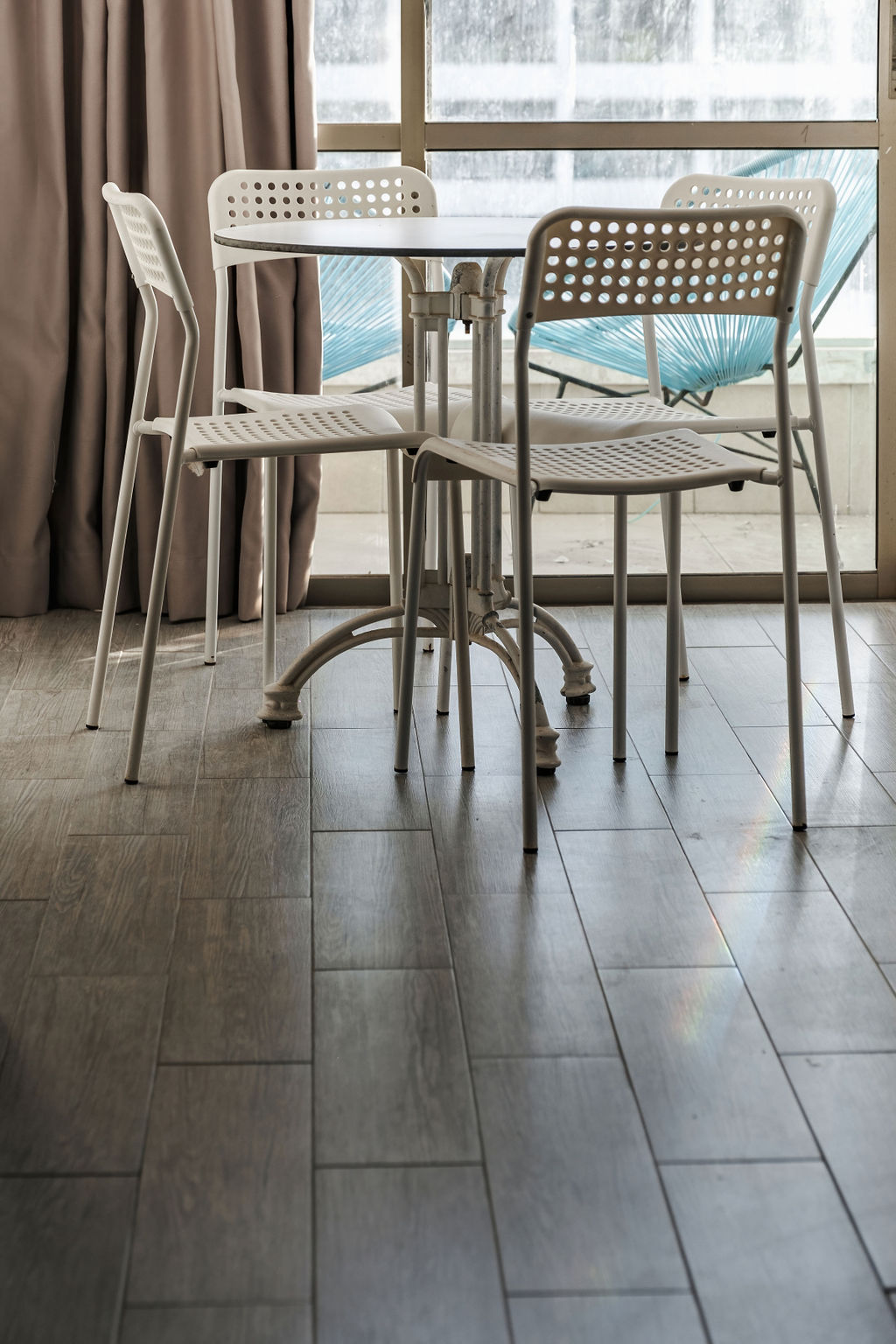 Table de balcon avec chaises et parquet à l'Hotel Kikar Netanya