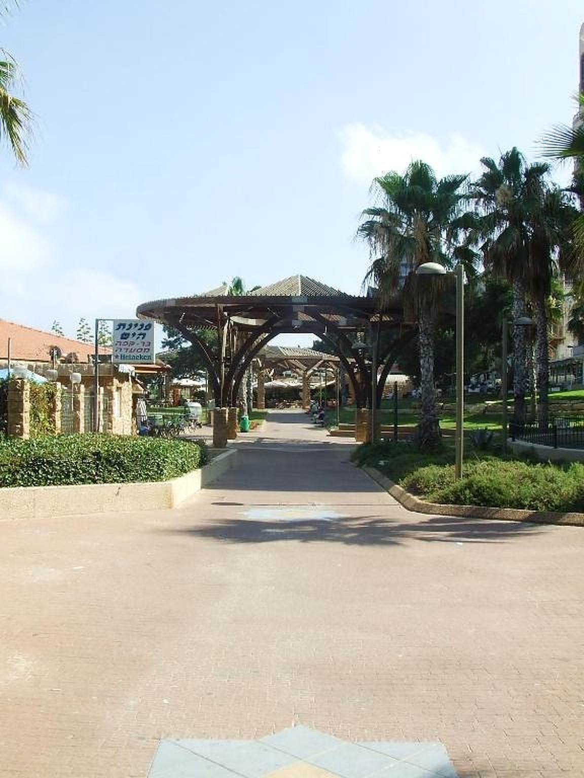 Kiosque en bois du parc face à la mer à Netanya