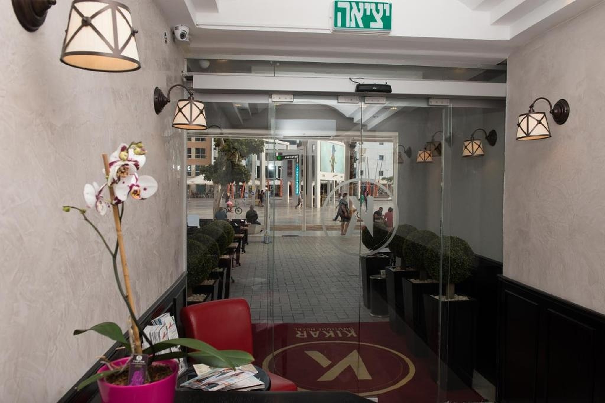 Entrée et lobby de l'Hotel Kikar Boutique donnant sur la place
