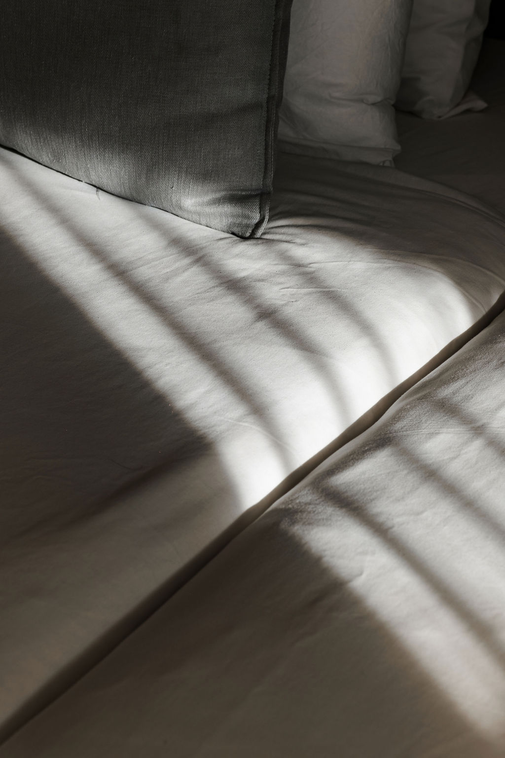 Jeu de lumière naturelle sur draps en lin à l'Hotel Kikar Netanya