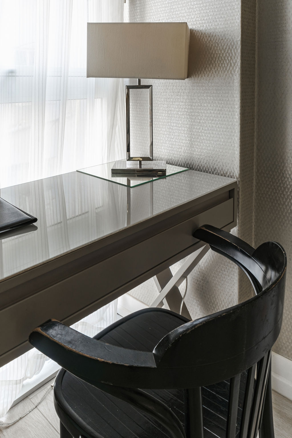 Bureau en bois avec lampe et chaise noire à l'Hotel Kikar Netanya