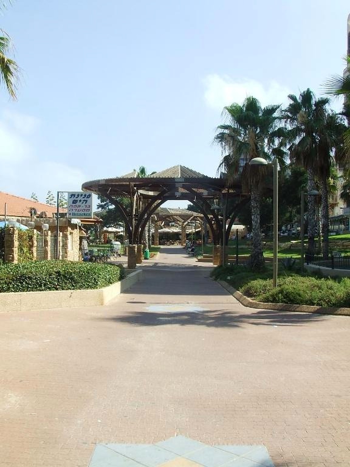 Pergola en bois sur la promenade de Netanya