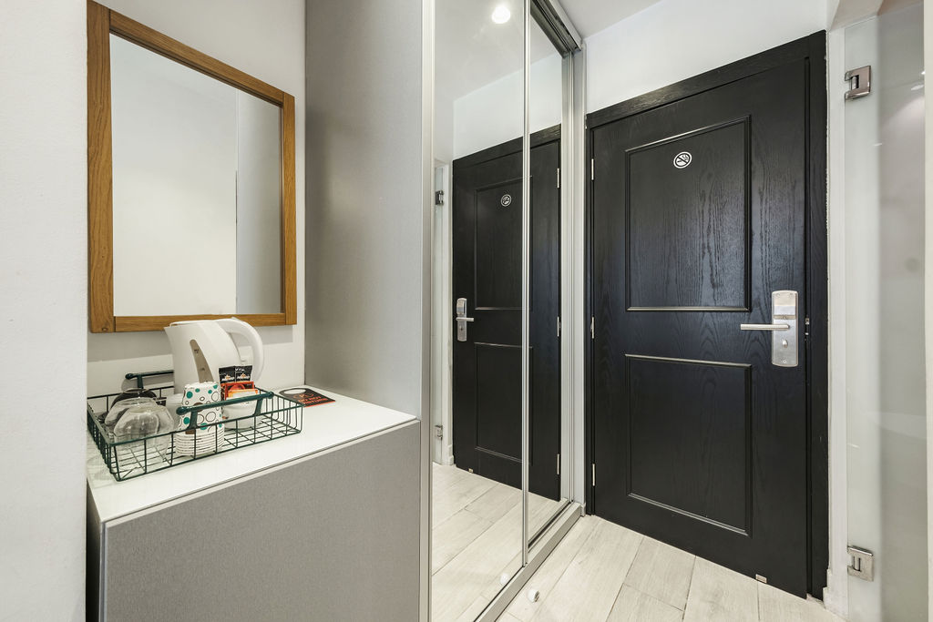 Entrée de chambre avec bouilloire et plateau d'accueil à l'Hotel Kikar Netanya