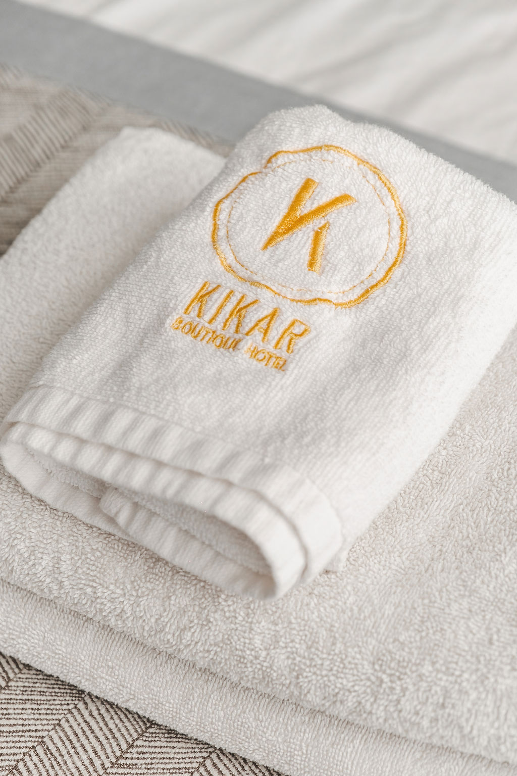 Serviette brodée du logo Kikar Boutique Hotel