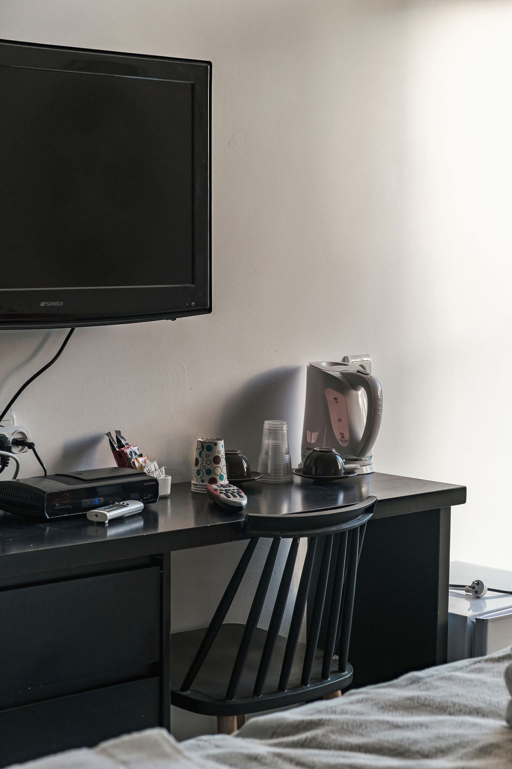 Bureau, téléviseur et bouilloire dans une chambre de l'Hotel Kikar Netanya