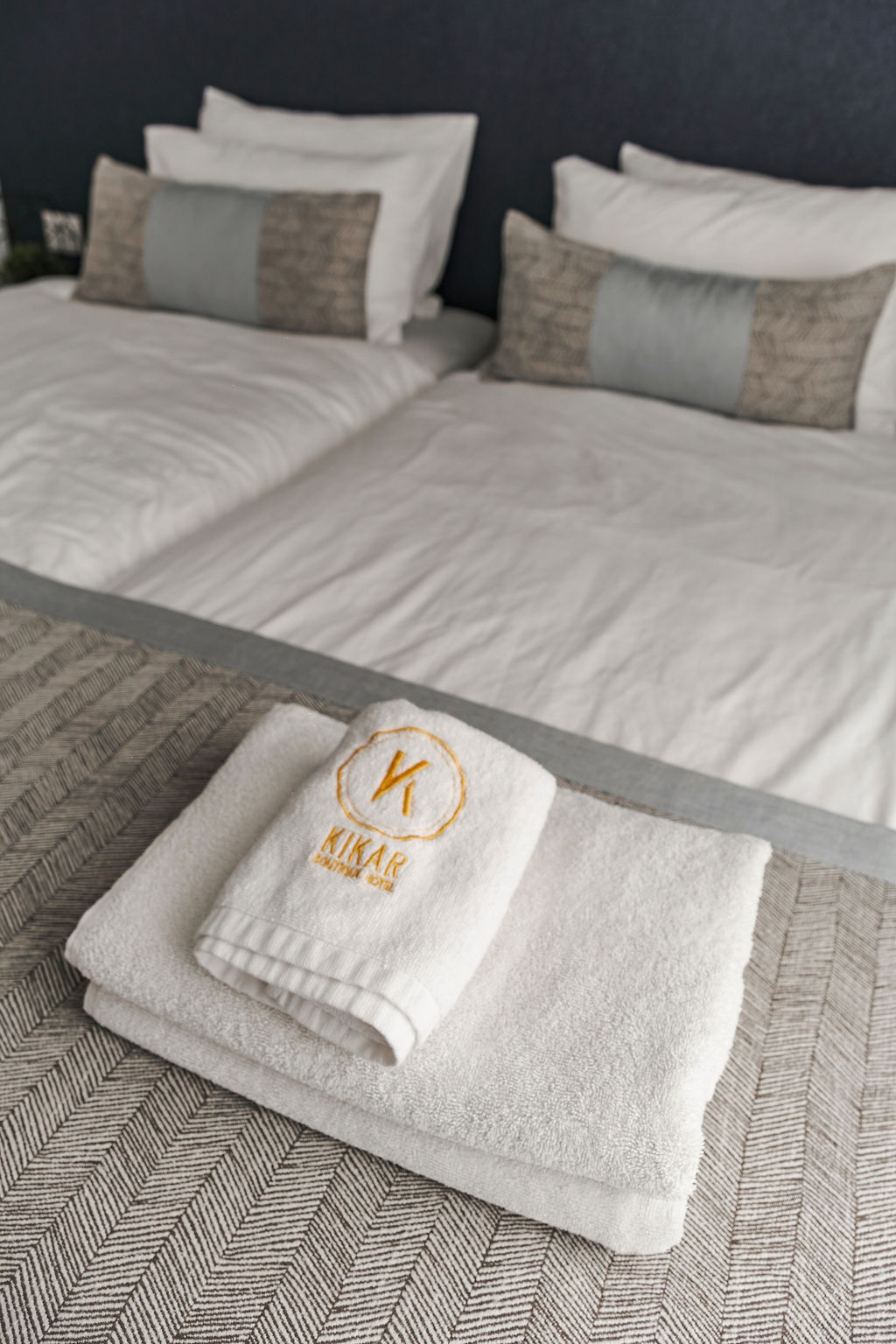 Lits préparés avec serviettes brodées Kikar Boutique Hotel