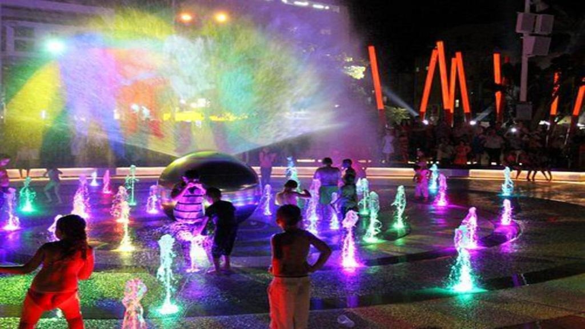 Fontaines lumineuses de la place de Netanya, spectacle en couleurs