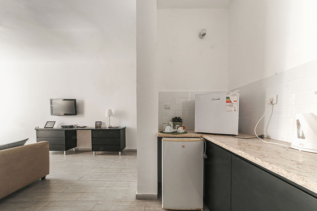 Salon avec kitchenette équipée d'un mini-frigo et bouilloire à l'Hotel Kikar Netanya