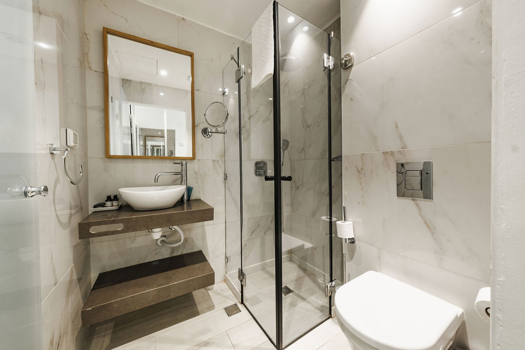 Salle de bain en marbre avec douche à l'italienne à l'Hotel Kikar Netanya