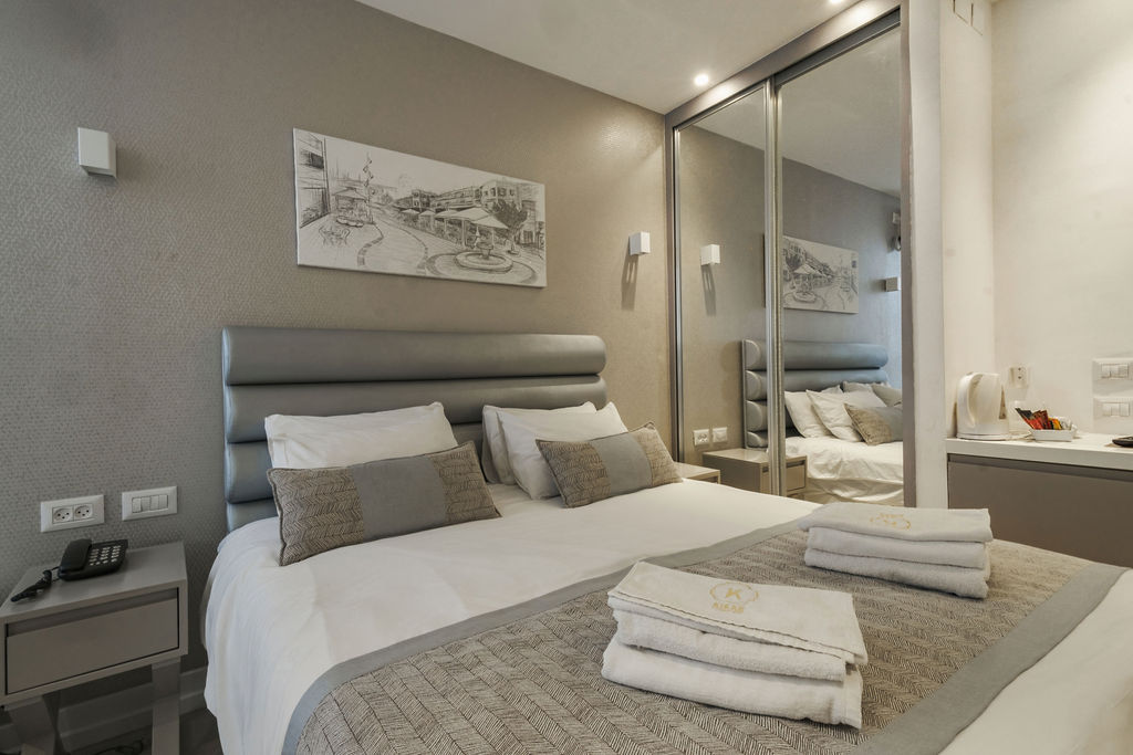 Chambre King avec toile de Kikar Netanya brodée Kikar Boutique Hotel