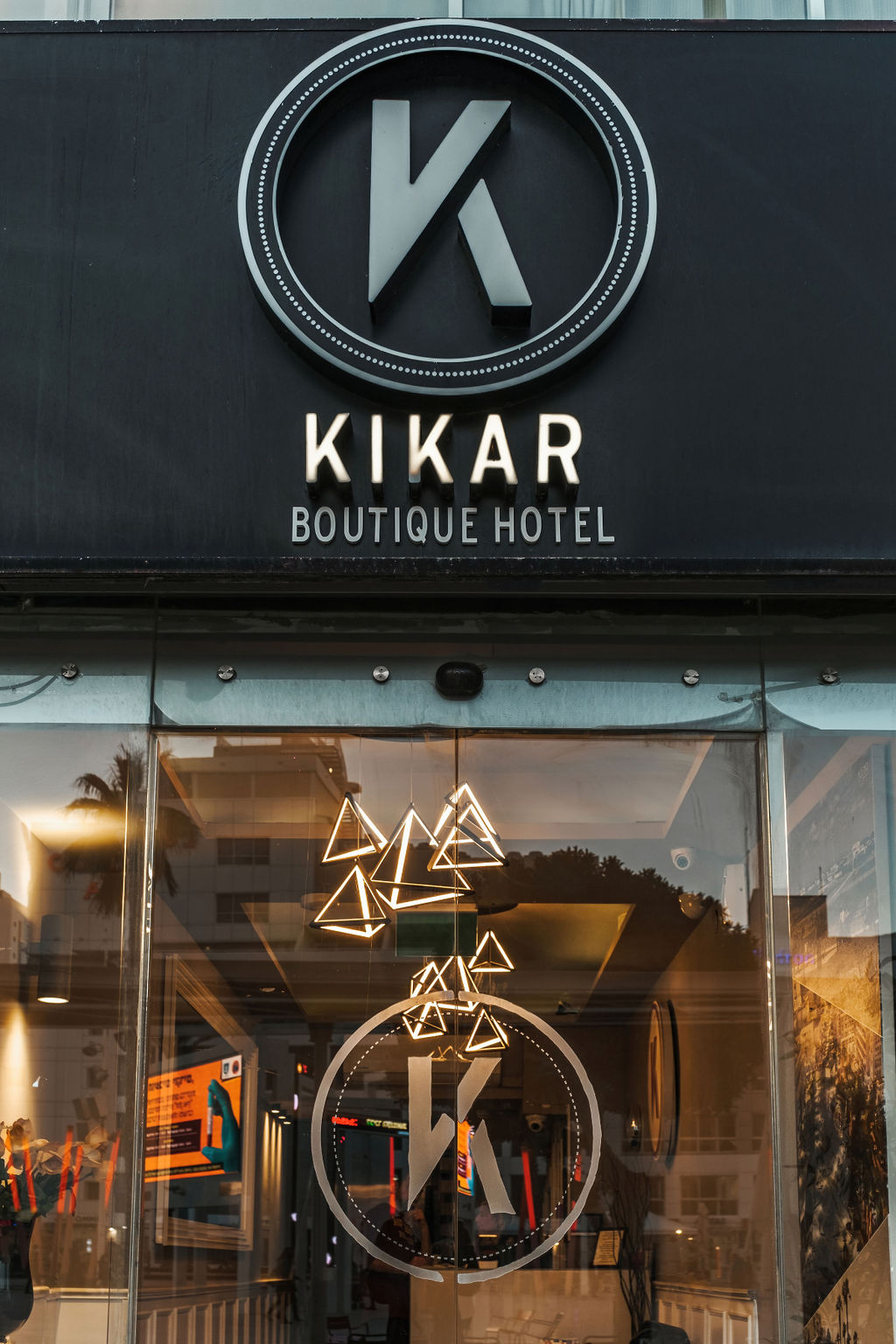 Enseigne lumineuse Kikar Boutique Hotel à Netanya