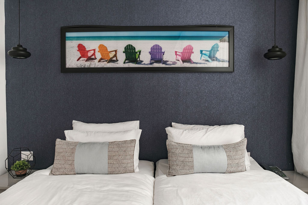 Tête de lit avec œuvre d'art à l'Hotel Kikar Netanya