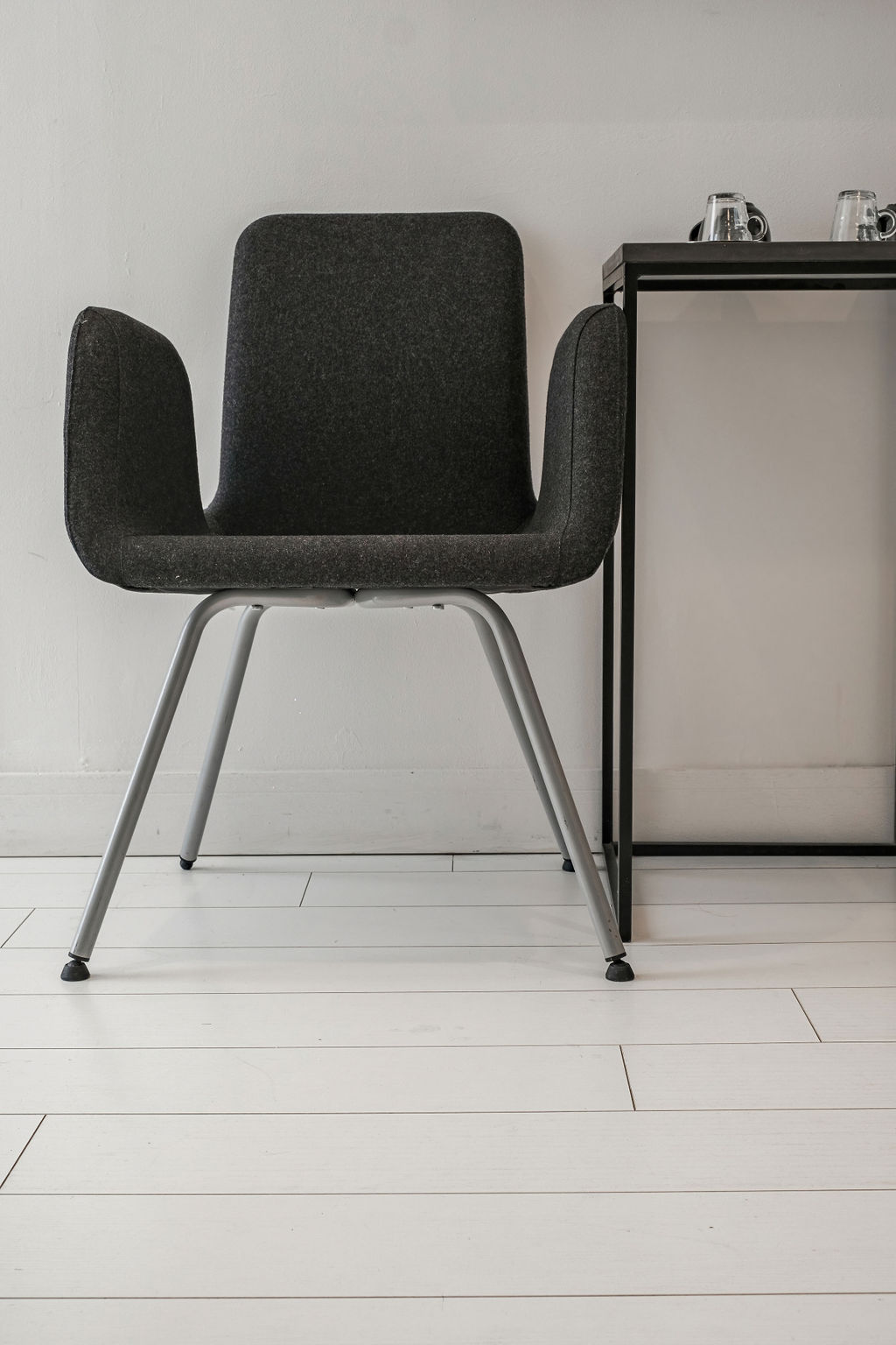 Fauteuil en feutre gris anthracite près du bureau à l'Hotel Kikar Netanya