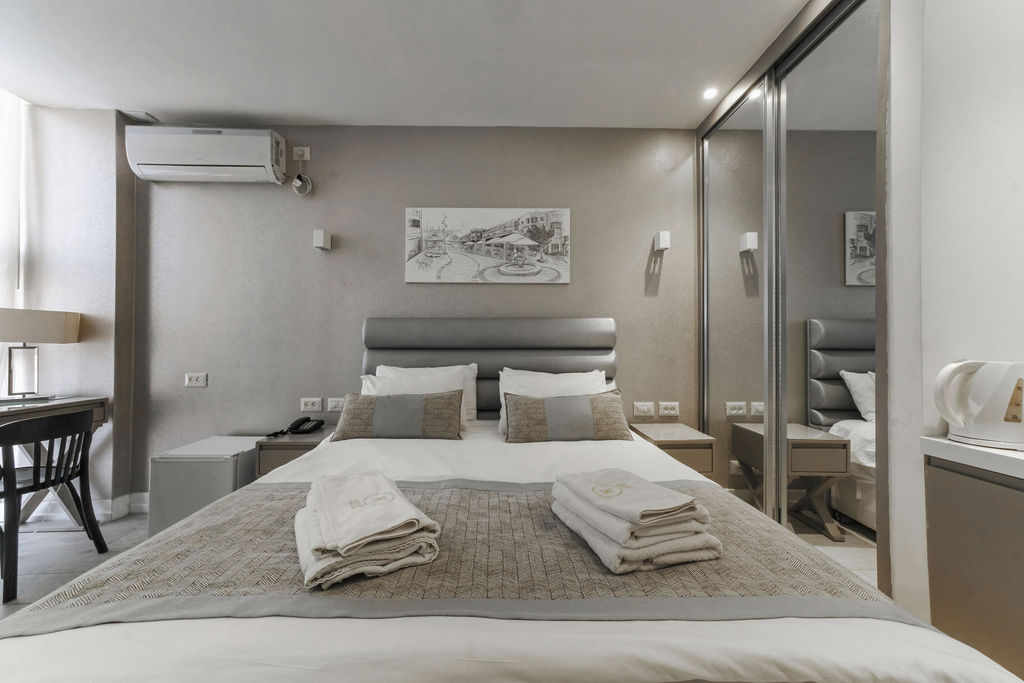 Suite King avec grande armoire miroir à l'Hotel Kikar Netanya