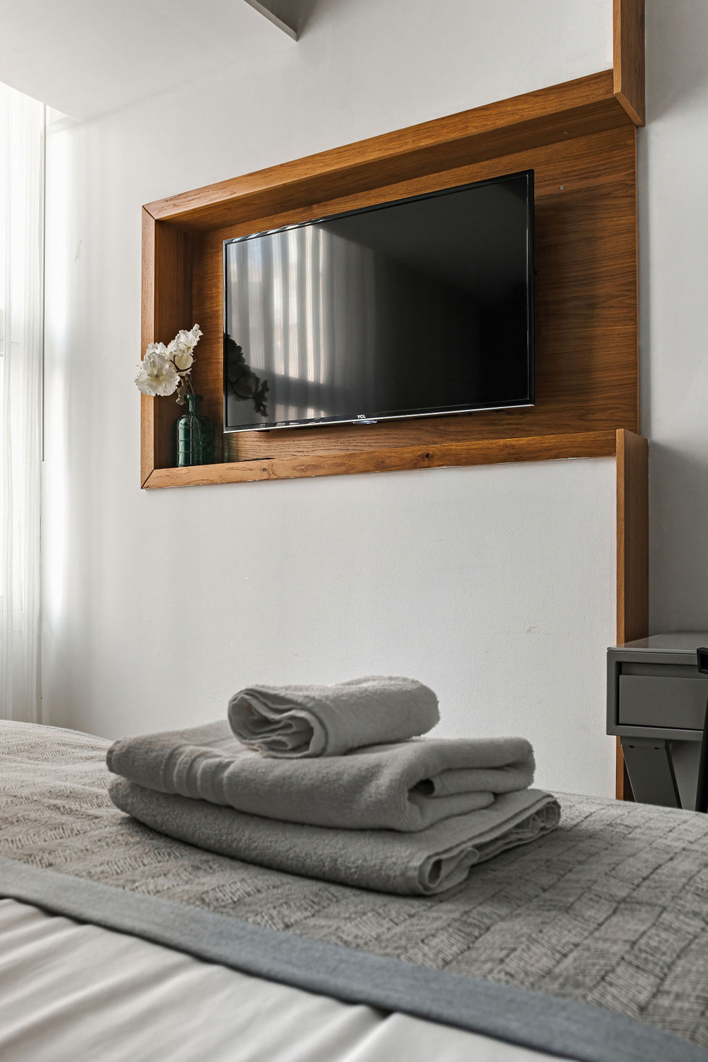Téléviseur encadré de bois et serviettes de l'Hotel Kikar Netanya