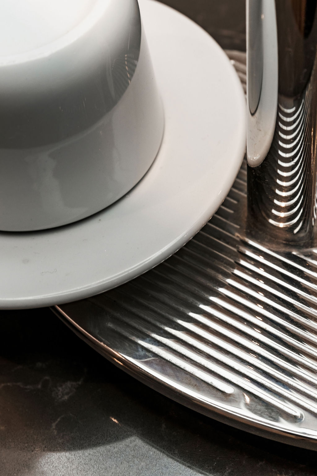 Détail de tasses à espresso en porcelaine sur plateau argenté