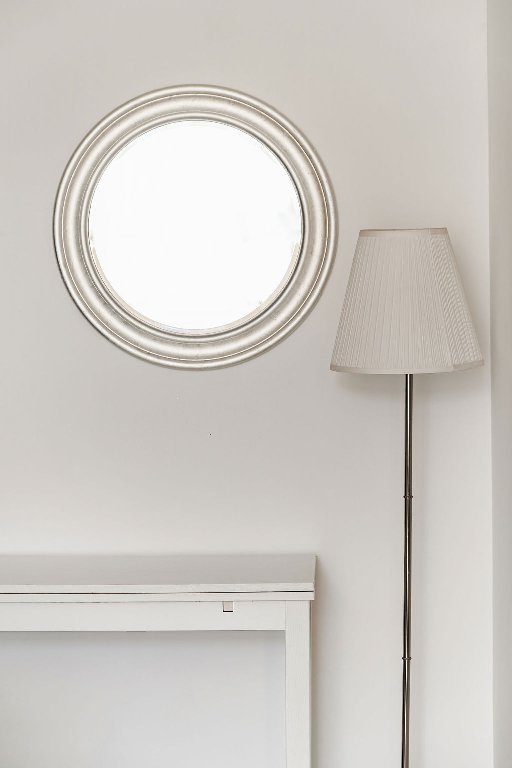 Miroir rond argenté et lampadaire élégant à l'Hotel Kikar Netanya