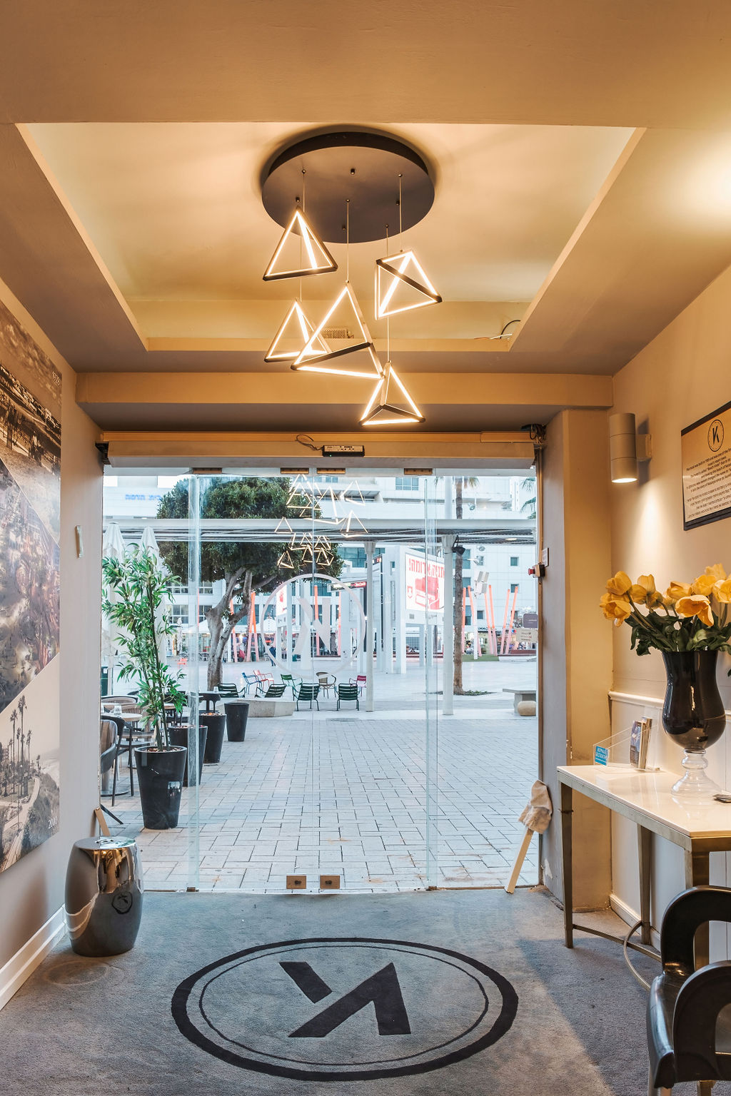 Lobby et entrée de l'Hotel Kikar Boutique avec luminaires triangulaires