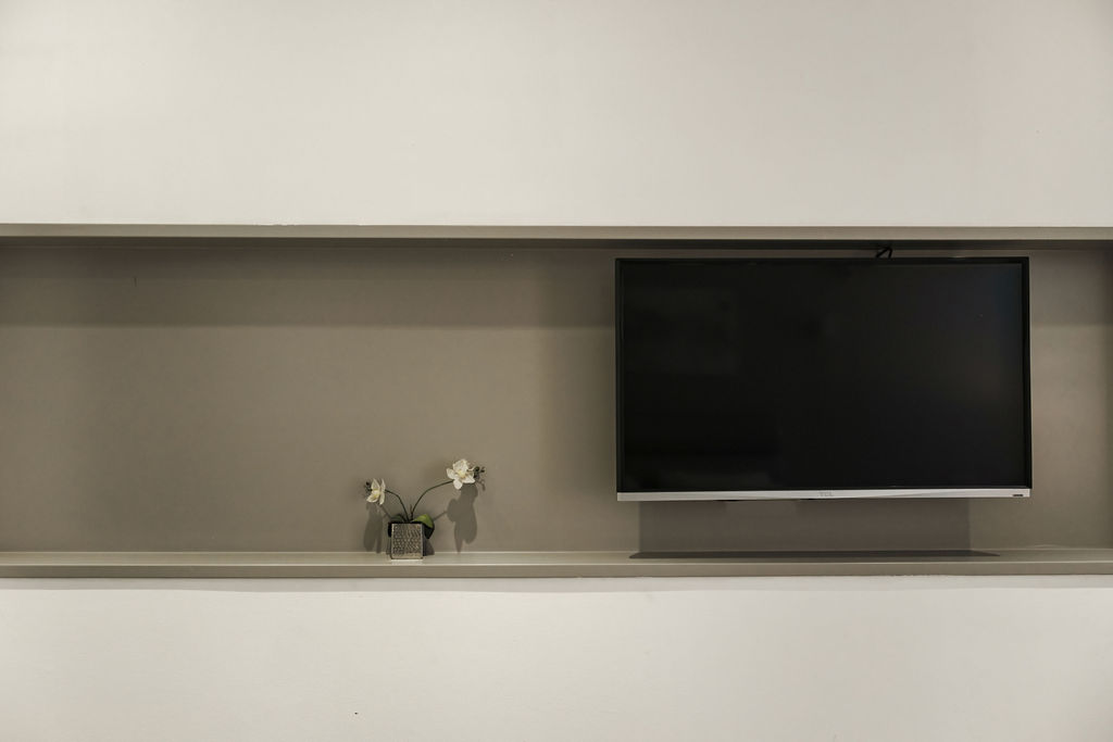 Coin télévision avec orchidée à l'Hotel Kikar Netanya