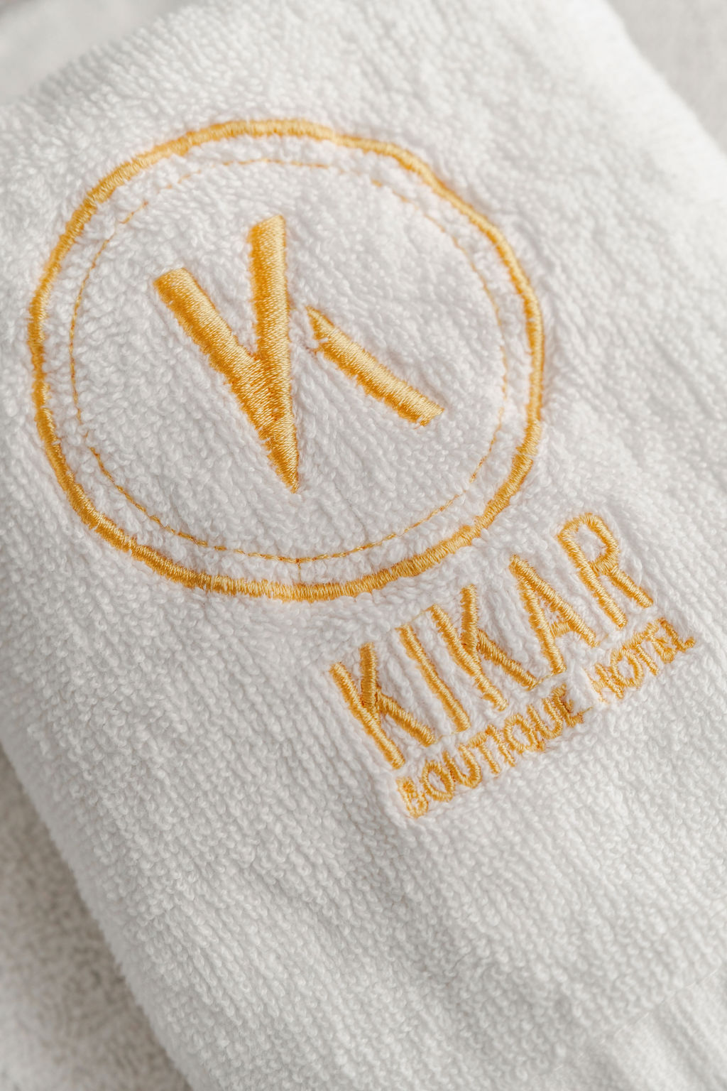 Logo brodé Kikar Boutique Hotel sur serviette éponge