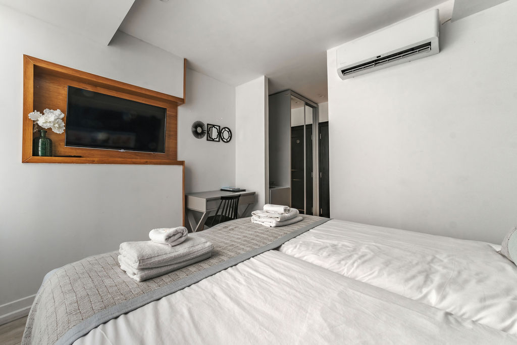 Chambre avec téléviseur et climatisation à l'Hotel Kikar Netanya