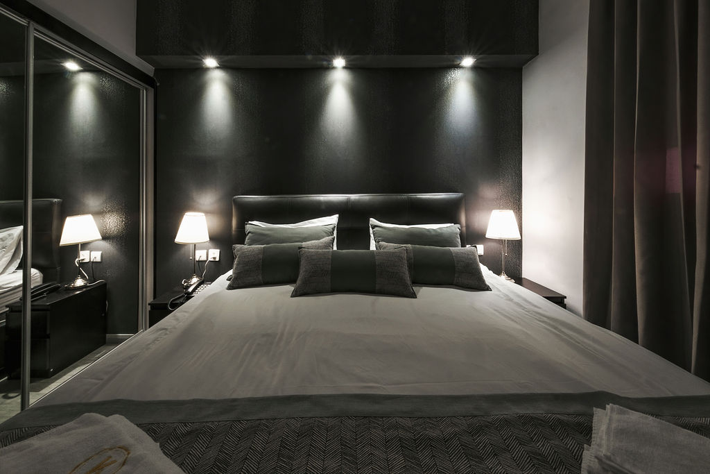 Chambre King de face avec éclairage tamisé à l'Hotel Kikar Netanya