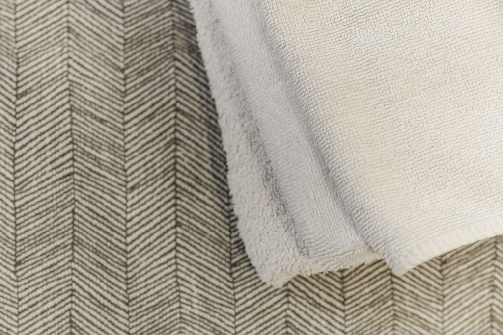 Serviette éponge sur plaid chevron à l'Hotel Kikar Netanya