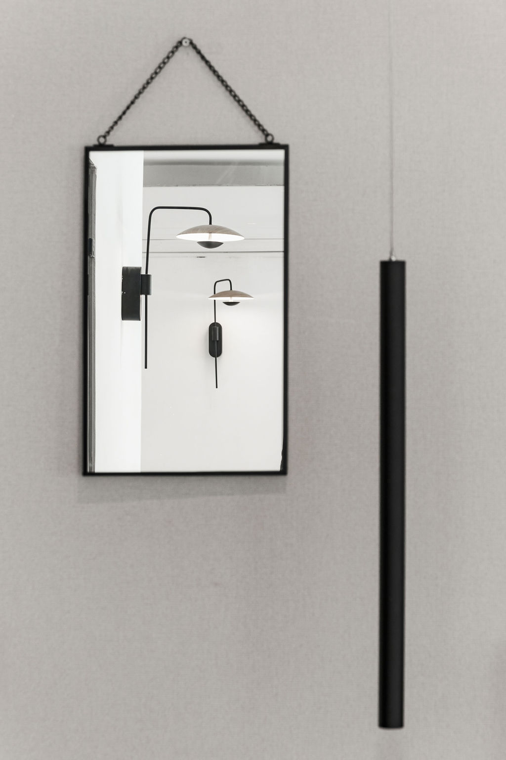 Miroir suspendu reflétant les appliques design à l'Hotel Kikar Netanya