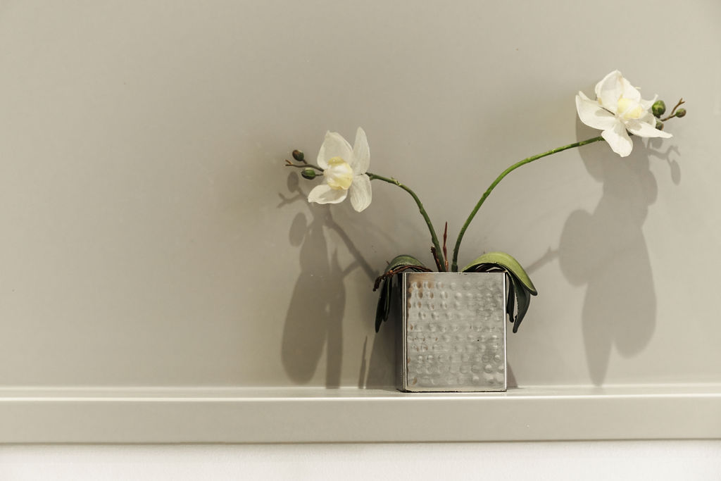 Vase en métal martelé et orchidée blanche à l'Hotel Kikar Netanya