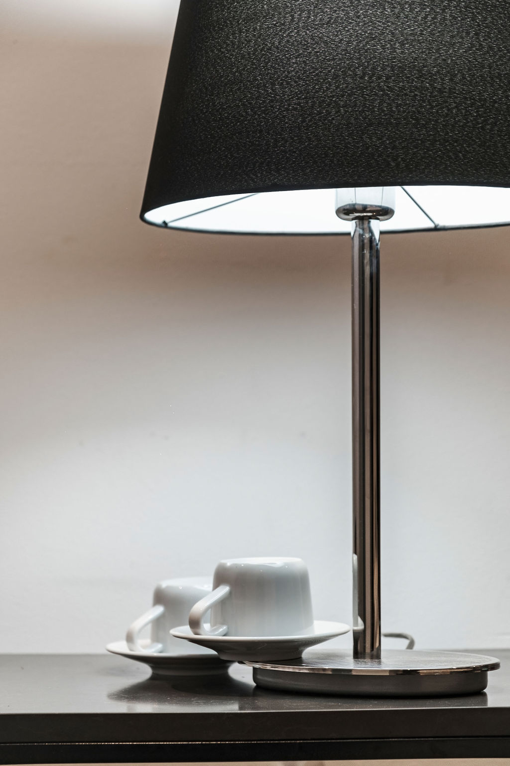 Lampe noire et tasses à espresso prêtes pour le café du matin