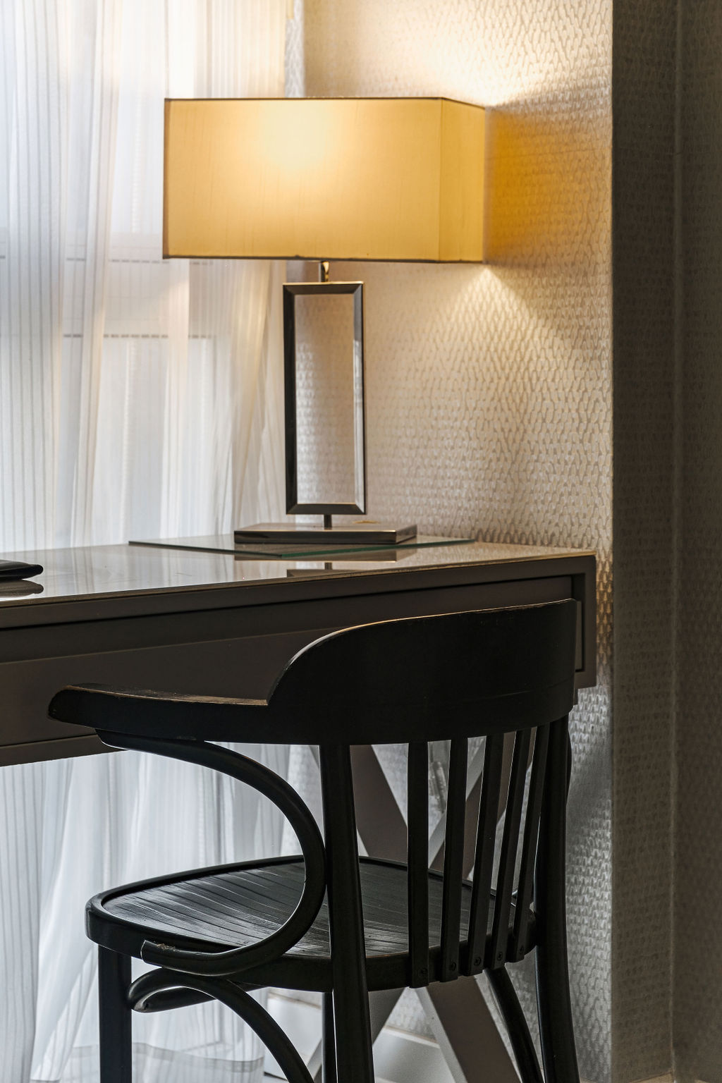 Lampe et chaise bistrot noire devant le bureau à l'Hotel Kikar Netanya