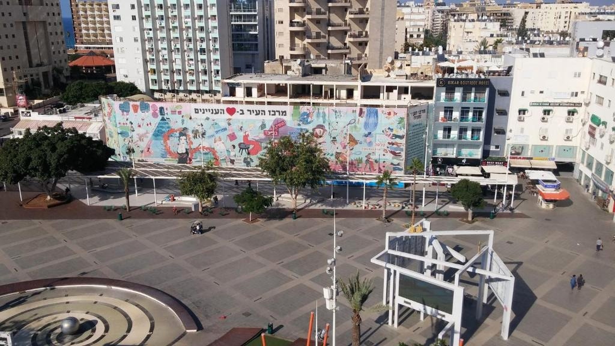 Place Kikar Ha'Atzmaout à Netanya vue depuis le ciel