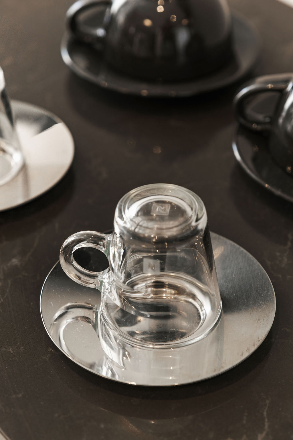 Tasses à espresso Nespresso et plateau chromé à l'Hotel Kikar Netanya