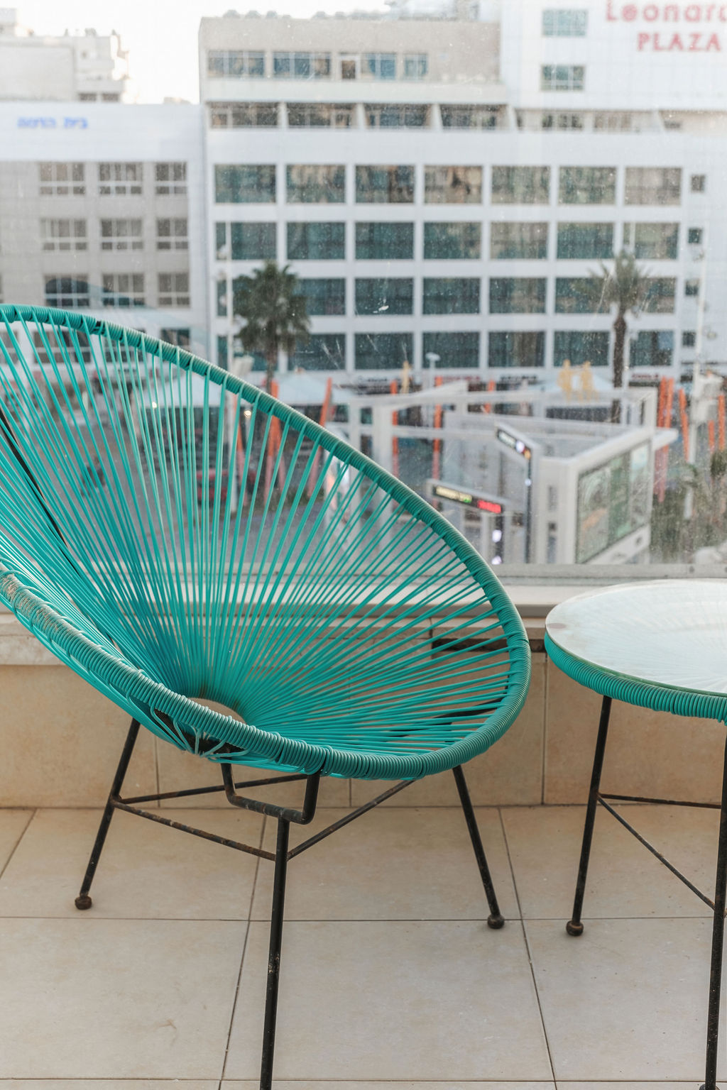 Fauteuil Acapulco turquoise sur le balcon de l'Hotel Kikar Netanya