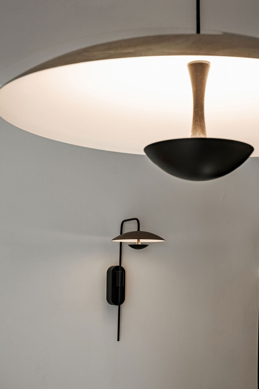 Suspension contemporaine et applique murale en bois à l'Hotel Kikar Netanya