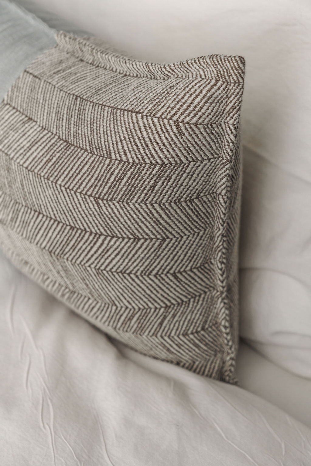 Coussin chevron en lin sur lit à l'Hotel Kikar Netanya