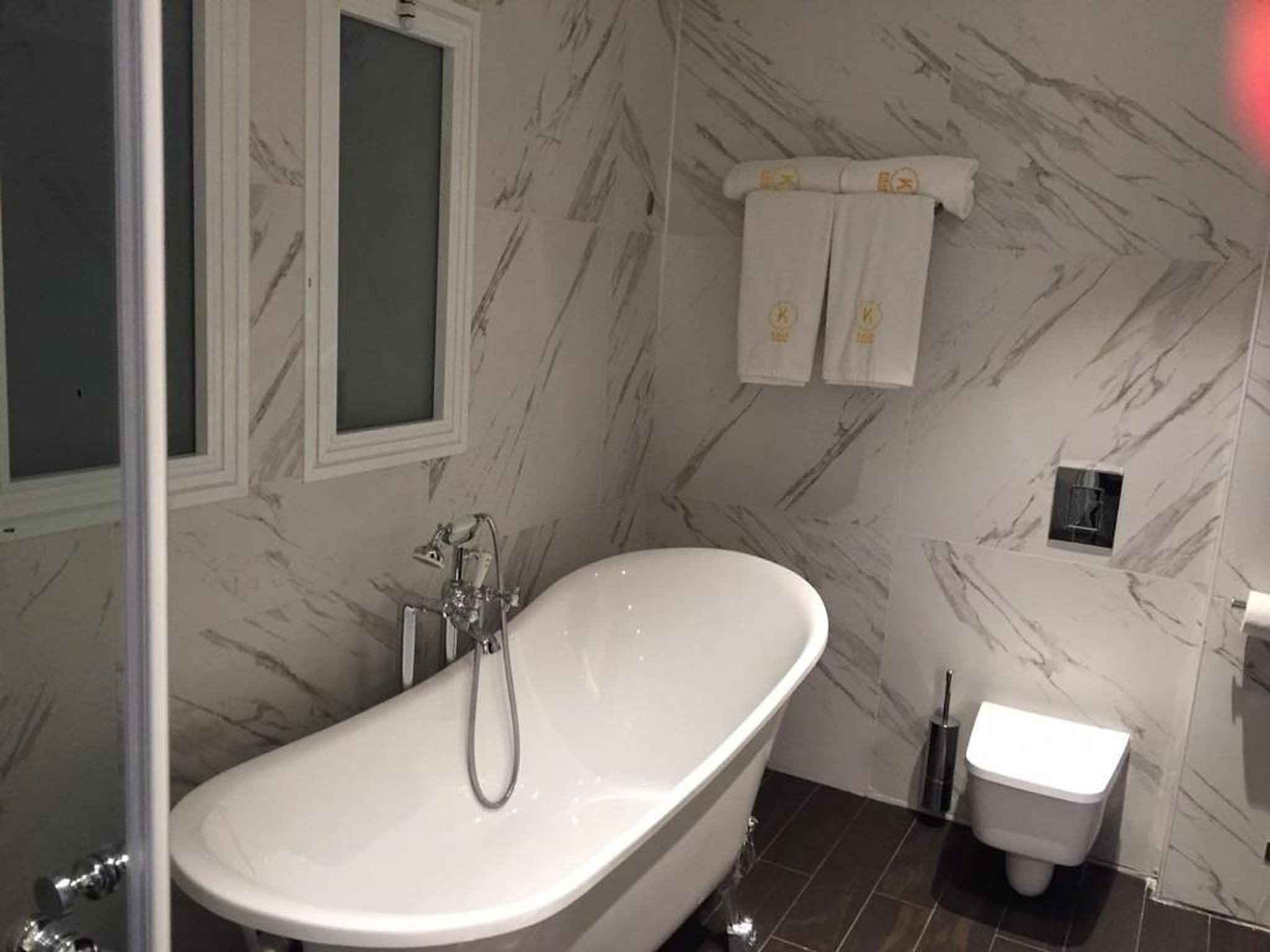 Salle de bain de la Suite Deluxe avec baignoire îlot en marbre
