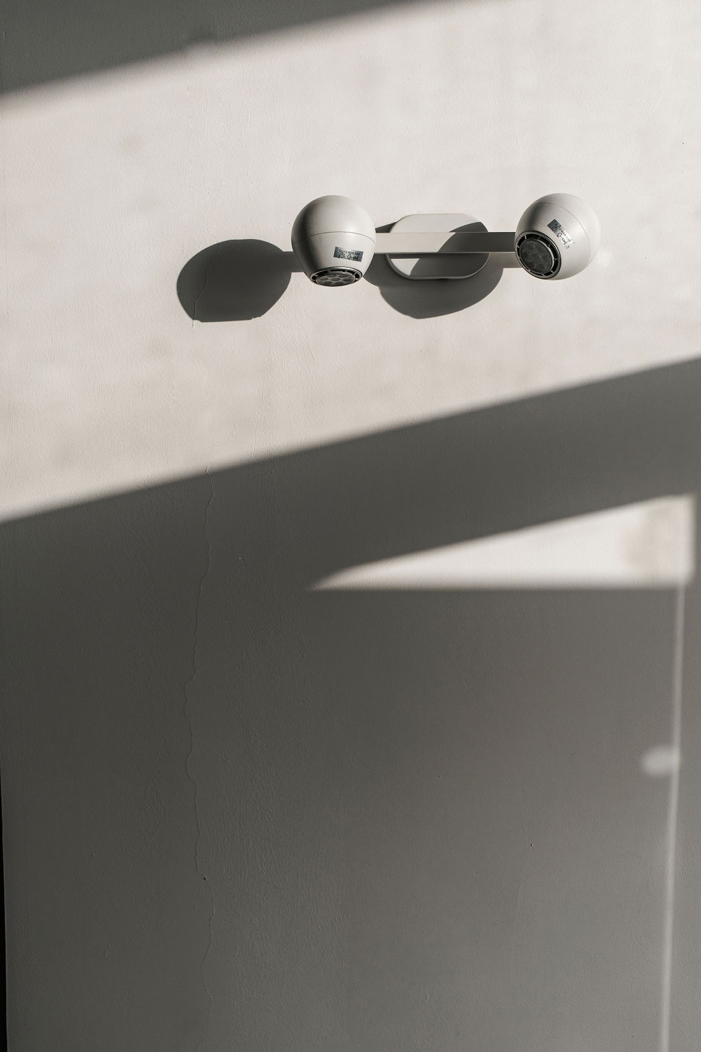 Spots muraux design avec jeux d'ombre et lumière à l'Hotel Kikar Netanya