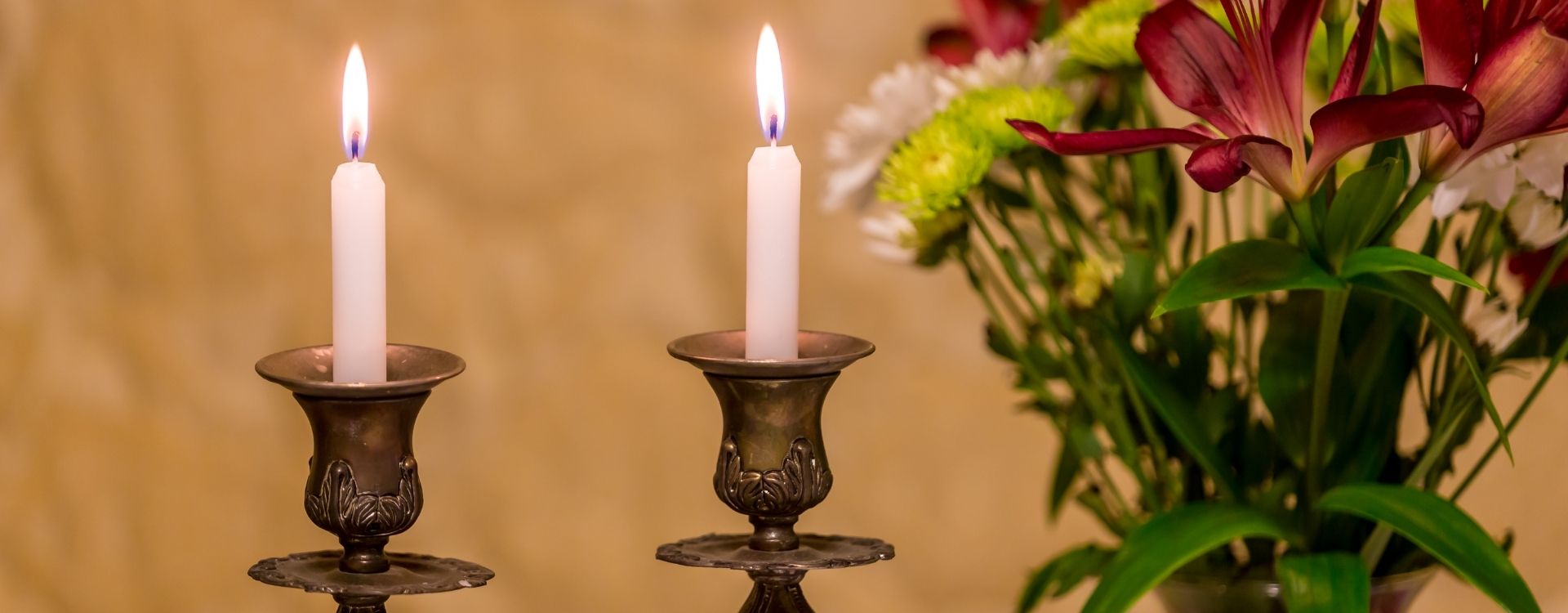 Свечи для шаббата. Эрев шабат. Зажигание субботних свечей. Свечи на шабат. Зажигание свечей шаббат.